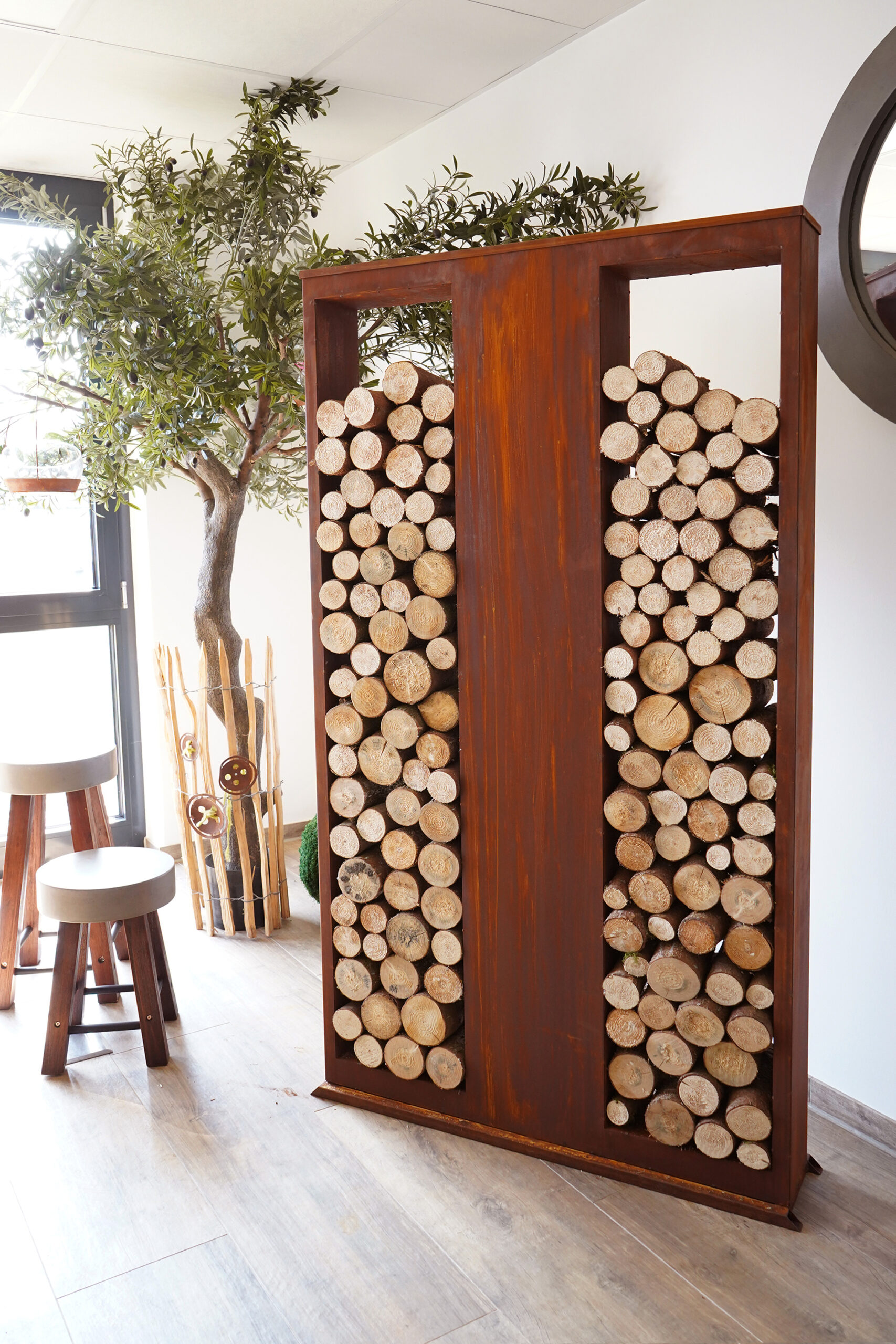 Holzregal -Lounge- zweigeteilt